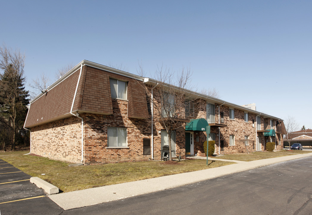 Churchill Square Apartments in Troy, MI - Foto de edificio