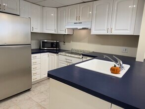 682 Boylston St, Unit #1 in Newton, MA - Foto de edificio - Building Photo