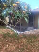 23 Crescent Lake Dr in North Fort Myers, FL - Foto de edificio - Building Photo