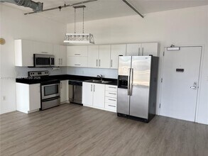444 NE 30th St, Unit 906 in Miami, FL - Foto de edificio - Building Photo