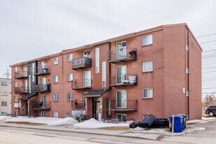 400 Ampère Av in Laval, QC - Building Photo
