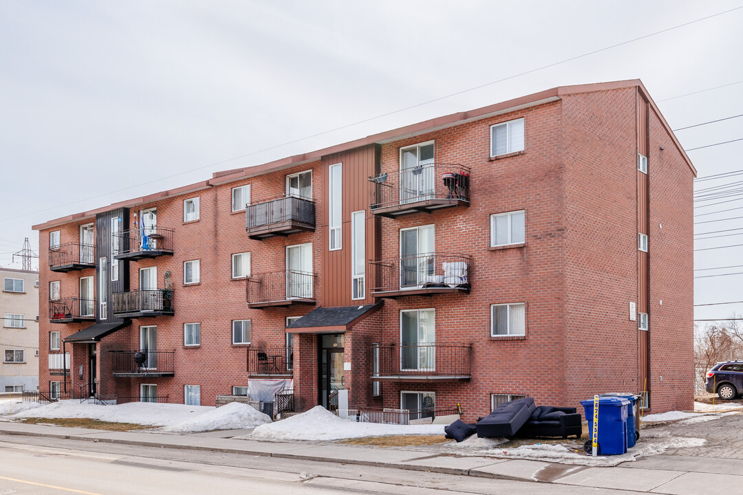 400 Ampère Av in Laval, QC - Building Photo