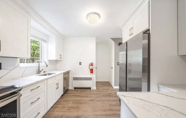 85 Troy Dr in Springfield, NJ - Building Photo - Building Photo