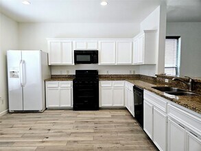 8039 Ellinger Ln in Houston, TX - Building Photo - Building Photo