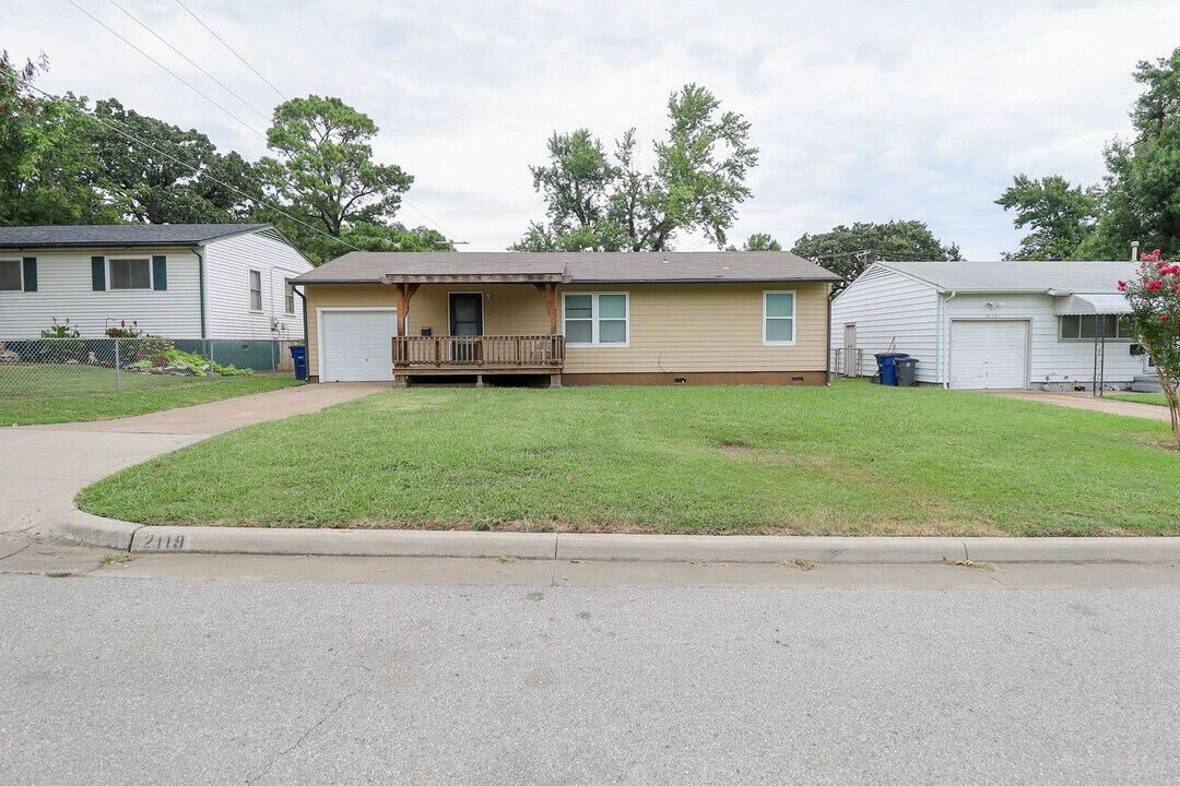 2119 W 45th Pl in Tulsa, OK - Building Photo