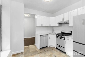 115 Perry St, Unit 3C in New York, NY - Foto de edificio - Building Photo