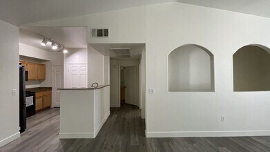 9975 Peace Way in Las Vegas, NV - Building Photo - Building Photo