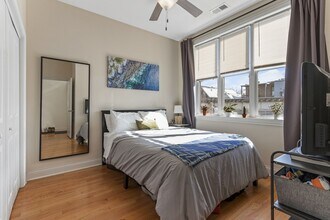 1039 W Newport Ave in Chicago, IL - Building Photo - Building Photo