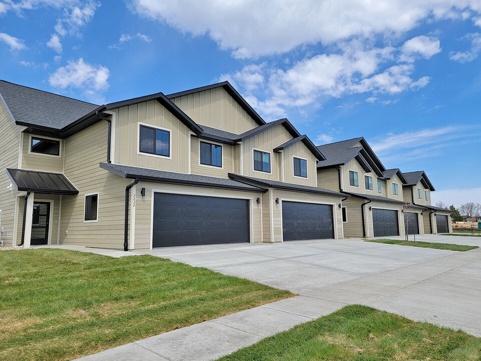 2226 Lucerne Ave in Brookings, SD - Foto de edificio