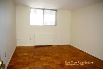 101 Monmouth St, Unit 811 in Brookline, MA - Foto de edificio - Building Photo