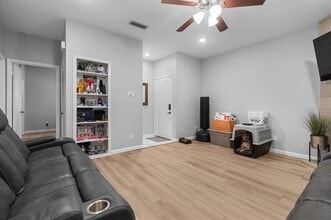 1106 Quail Valley Ln in Arlington, TX - Foto de edificio - Building Photo