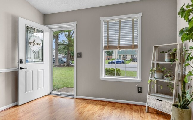 3401 Dana Ln in Virginia Beach, VA - Building Photo - Building Photo