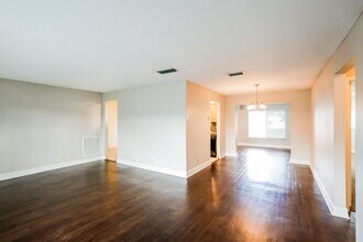 1000 NW 74th Ave in Margate, FL - Building Photo - Building Photo