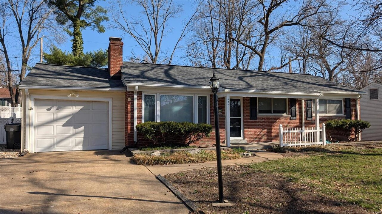 437 Ashwood Ln in Kirkwood, MO - Building Photo