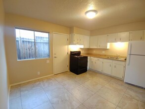 1041 Utah St NE in Albuquerque, NM - Building Photo - Building Photo