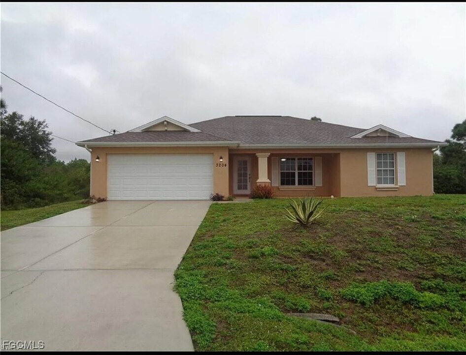 3204 31st St W in Lehigh Acres, FL - Building Photo