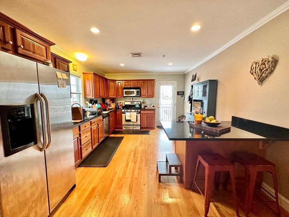 146 Adams St, Unit 2 in Waltham, MA - Building Photo