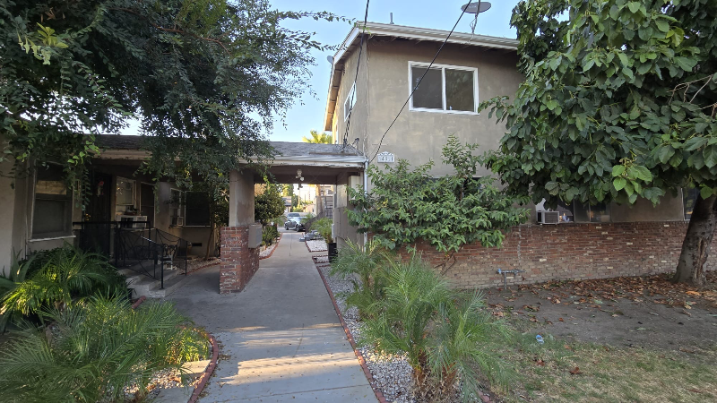 14811 Vanowen St in Los Angeles, CA - Building Photo