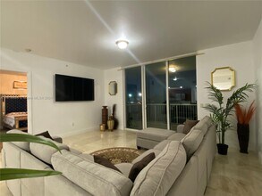 15051 Royal Oaks Ln, Unit FURNISHED UPGRADED in North Miami, FL - Building Photo - Building Photo