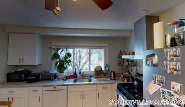 9 Arlington St, Unit 2 in Somerville, MA - Foto de edificio - Building Photo