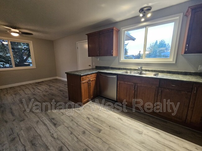 320 Rutland Rd S in Kelowna, BC - Building Photo - Building Photo