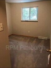1207 Pine Hollow Rd in Mckees Rocks, PA - Building Photo - Building Photo