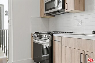 10917 Hesby St in Los Angeles, CA - Building Photo - Building Photo