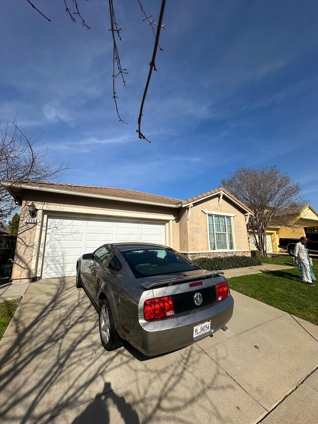 7056 Kelmscott Ln in Roseville, CA - Foto de edificio - Building Photo