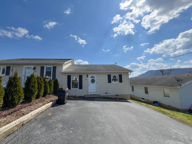 440 Pleasant View Dr in Strasburg, VA - Foto de edificio - Building Photo