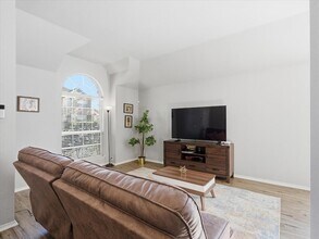 1316 Pelham Ln in Lewisville, TX - Foto de edificio - Building Photo