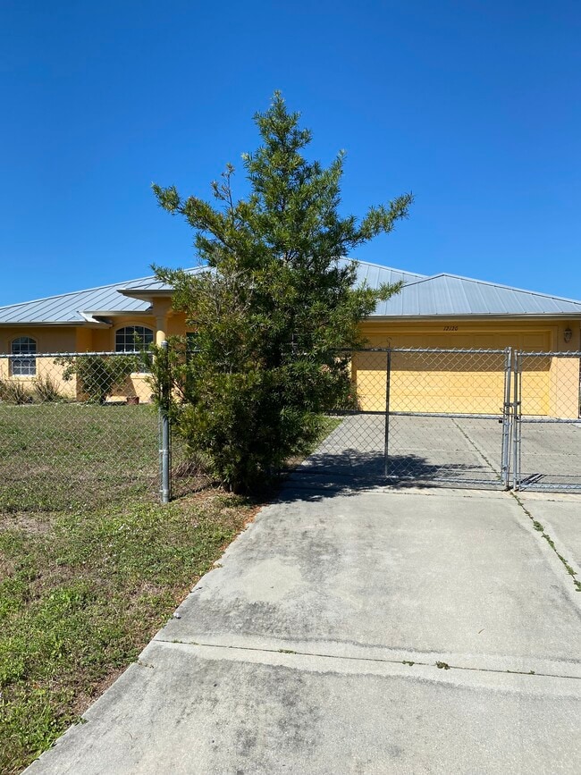 12120 Granada Dr, Unit 1 in North Port, FL - Building Photo - Building Photo