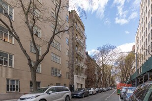 2 W 90th St in New York, NY - Building Photo