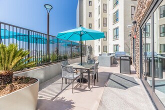 College View in San Diego, CA - Foto de edificio - Building Photo