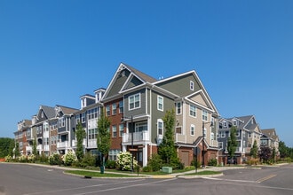 Ewing Town Center Apartments in Ewing, NJ - Foto de edificio - Building Photo