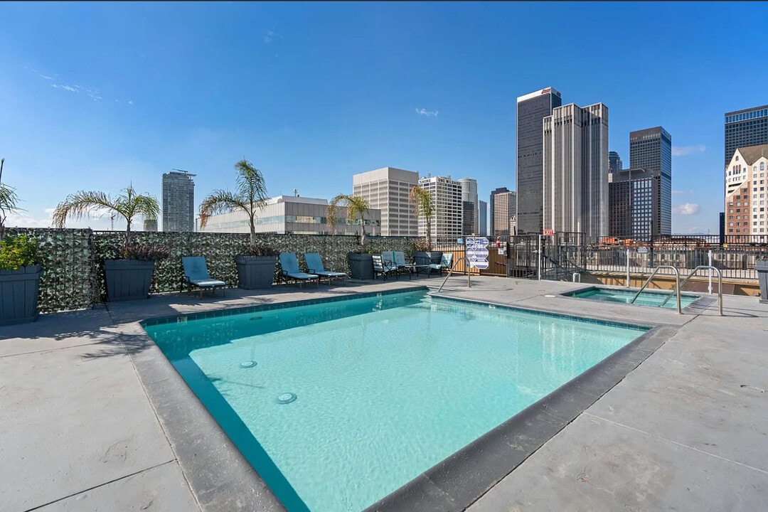 312 W 5th St, Unit 208 in Los Angeles, CA - Building Photo