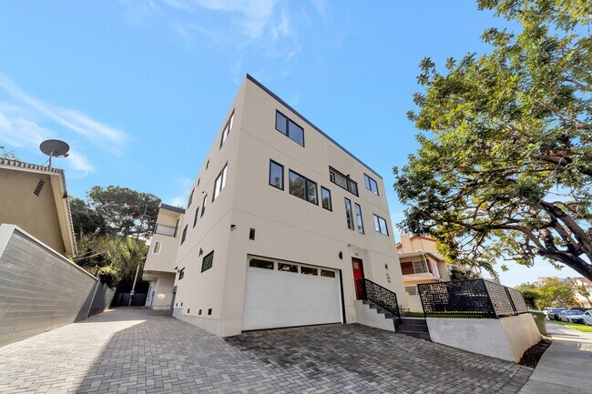 7108 Ramsgate Ave in Los Angeles, CA - Building Photo - Building Photo
