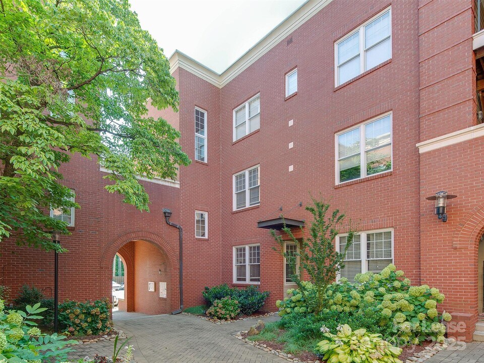 400 Clarice Ave in Charlotte, NC - Building Photo