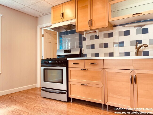 105 Buttonwood St, Unit 1