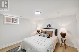 220 Holmesdale Ave in Hamilton, ON - Building Photo - Building Photo