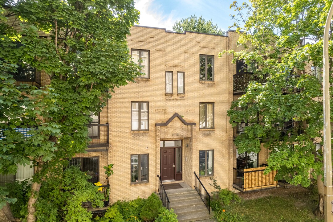 2490 Saint-Antoine Rue O in Montréal, QC - Building Photo