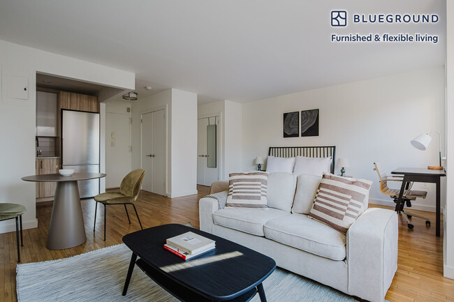 309 W 30th St in New York, NY - Building Photo - Building Photo