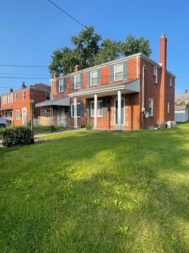 property at 702 Shadycrest Ct