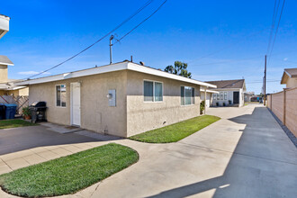 4925 Santa Ana St in Cudahy, CA - Building Photo - Building Photo