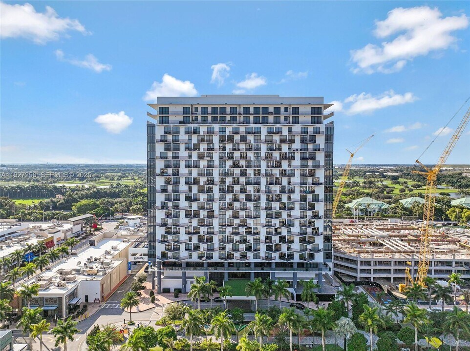 5300 Paseo Blvd in Doral, FL - Building Photo