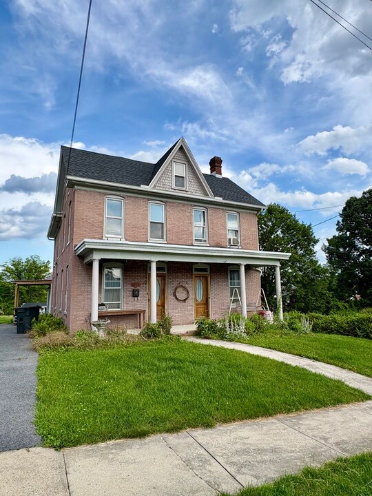 109 Sunnyside Ave in Waynesboro, PA - Building Photo
