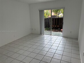 10790 N Kendall Dr in Miami, FL - Building Photo - Building Photo