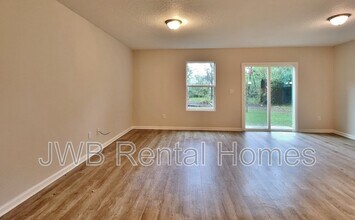 5569 Cabot Dr N in Jacksonville, FL - Building Photo - Building Photo