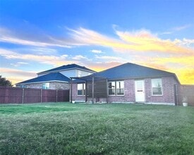 1221 Rivers Creek Ln in Little Elm, TX - Foto de edificio - Building Photo