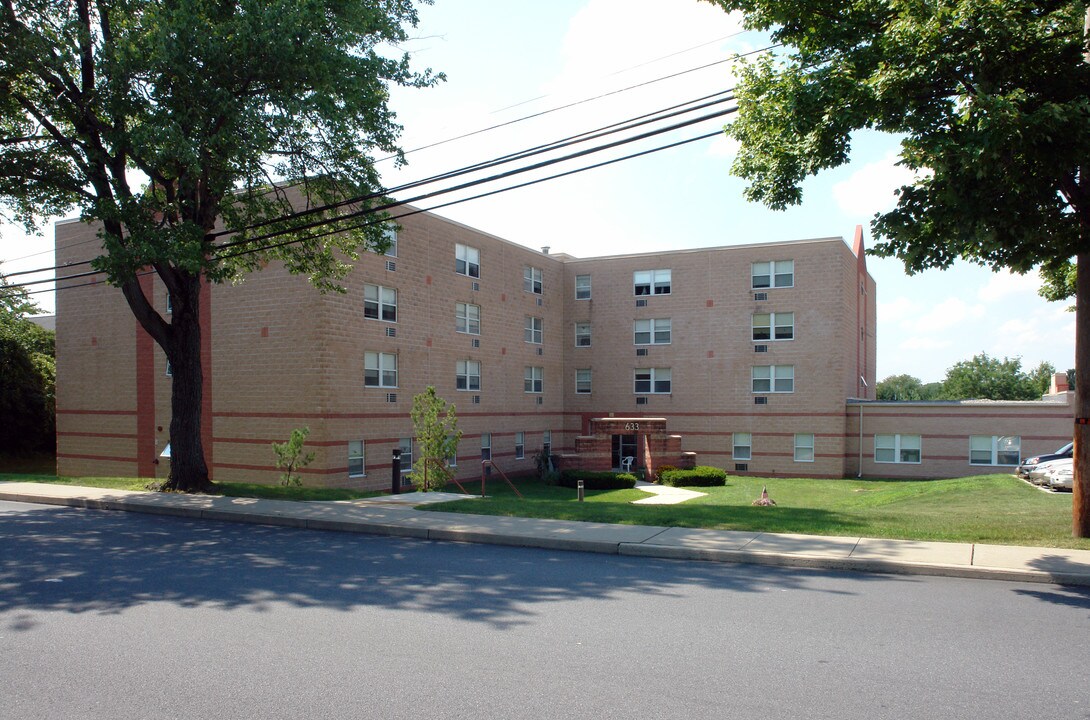 East Penn Place in Emmaus, PA - Foto de edificio