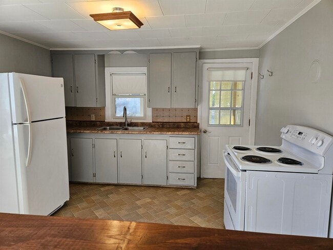 16 McKenzie Dr in Claremont, NH - Foto de edificio - Building Photo